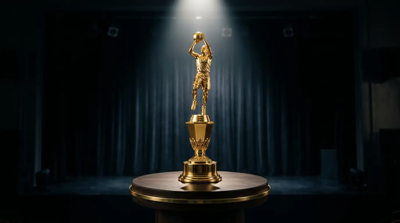 Troféu dourado de basquetebol iluminado num palco com fundo escuro